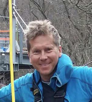 Gerhard Spescha vom Teclimb Team in einem Seilgarten